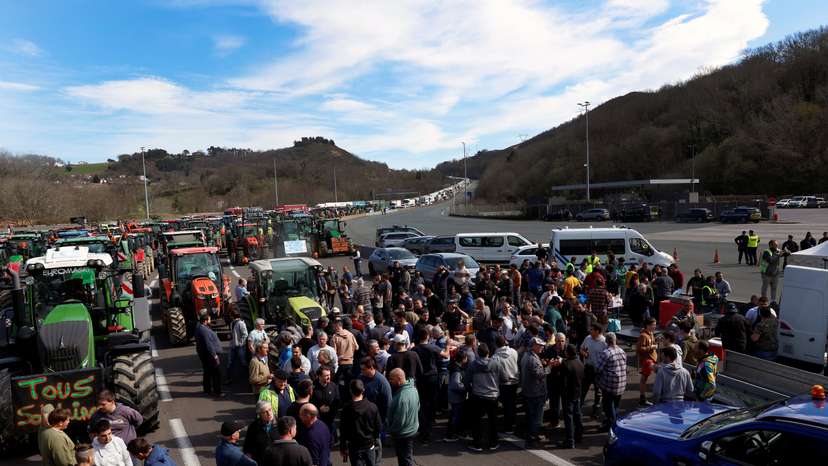 French and Spanish farmers join forces to block the border at Biriatou