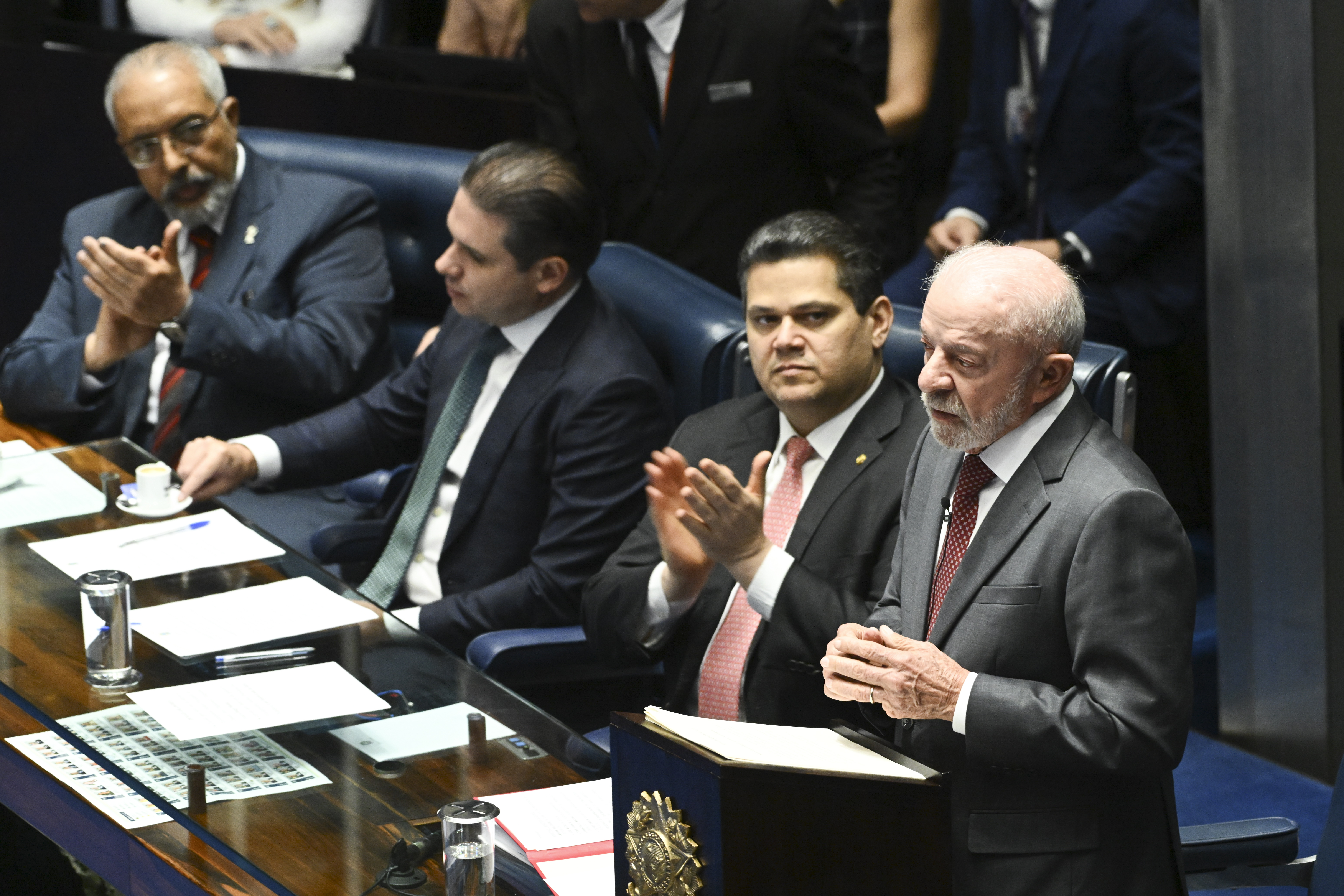 Lula (PT) participa da promulgação do fim da escala 6x1 ao lado do presidente do Senado, Davi Alcolumbre (União-AP)