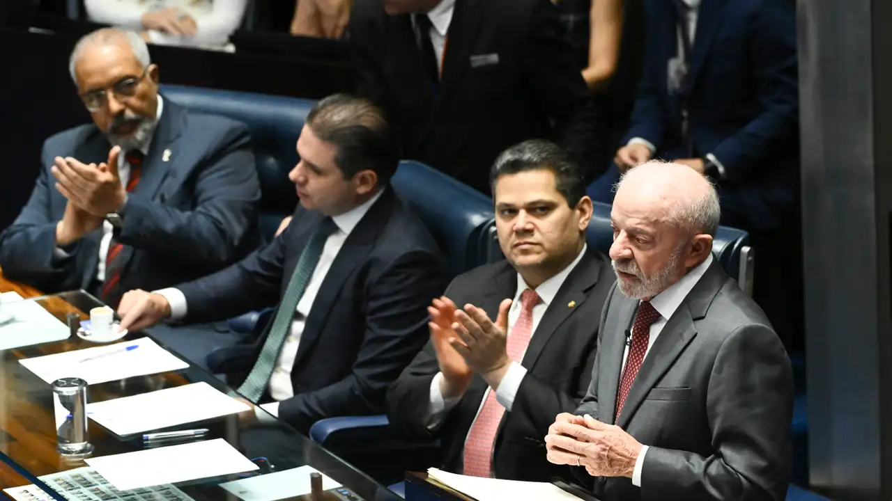 Lula (PT) participa da promulgação do fim da escala 6x1 ao lado dos presidentes do Senado, Davi Alcolumbre (União-AP), e da Câmara, Hugo Motta (Republicanos-PB)