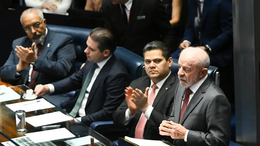 Lula (PT) participa da promulgação do fim da escala 6x1 ao lado do presidente do Senado, Davi Alcolumbre (União-AP)