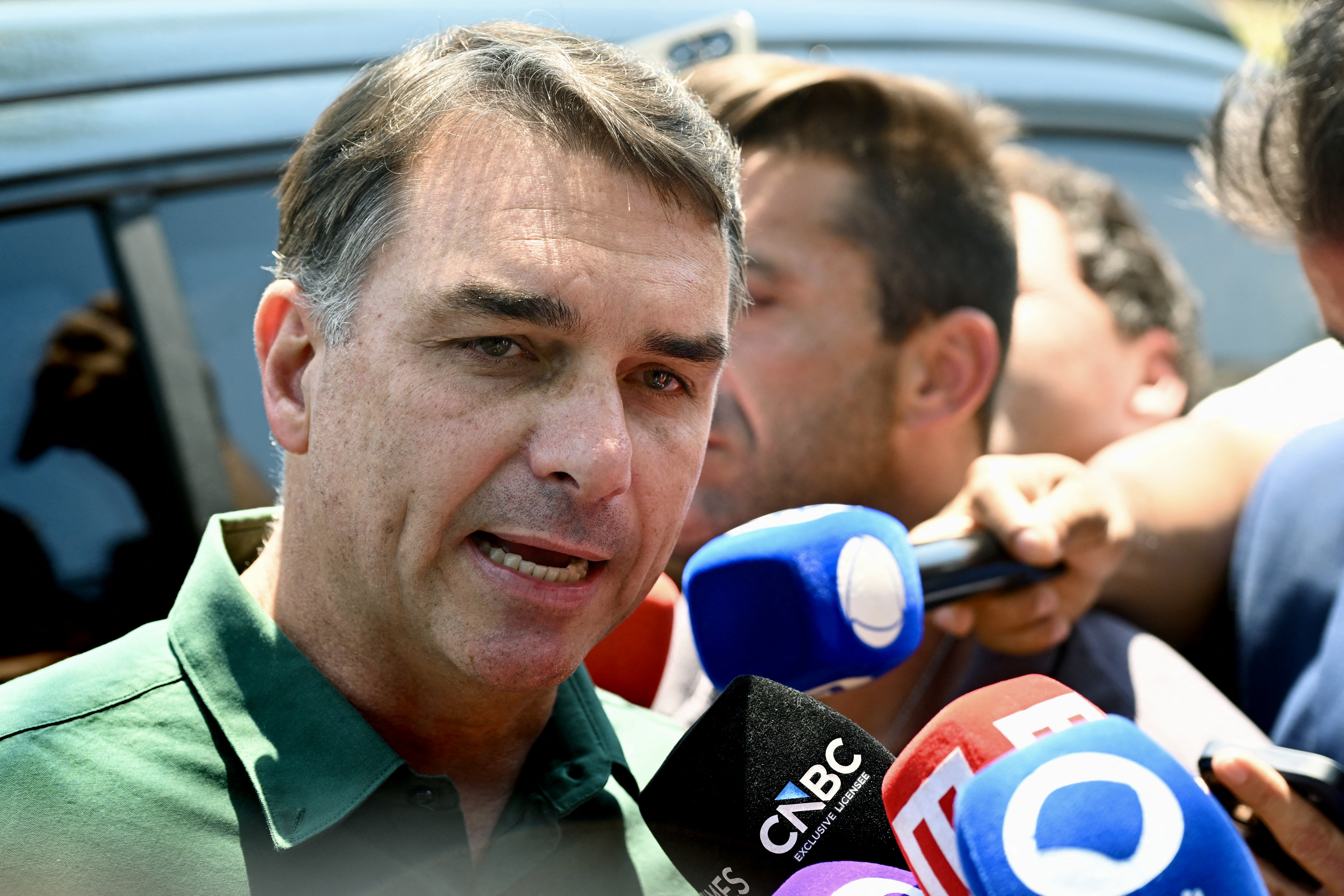 Flávio Bolsonaro (PL) concede entrevista após visitar o pai, o ex-presidente Jair Bolsonaro (PL), na prisão domiciliar em Brasília