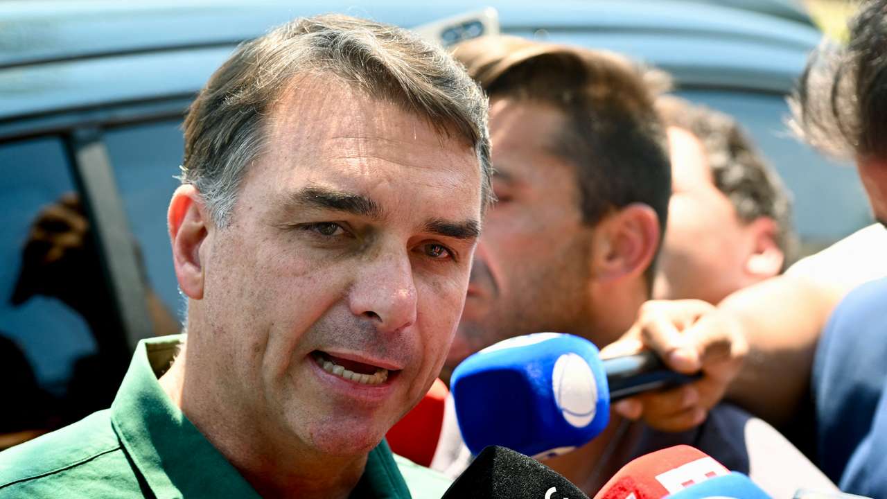 Flávio Bolsonaro (PL) concede entrevista após visitar o pai, o ex-presidente Jair Bolsonaro (PL), na prisão domiciliar em Brasília