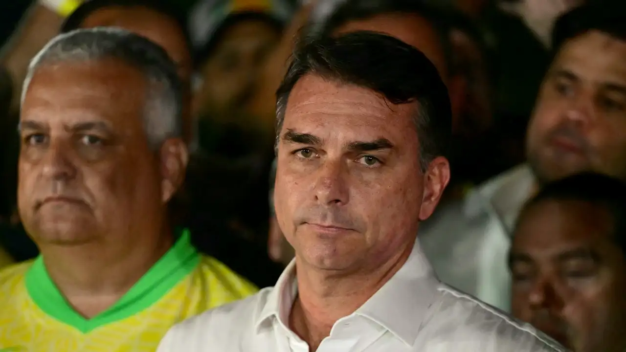 Flávio Bolsonaro (PL) na noite de domingo, 25, em primeira manifestação pública após derrota para o presidente Lula (PT) no segundo turno da eleição