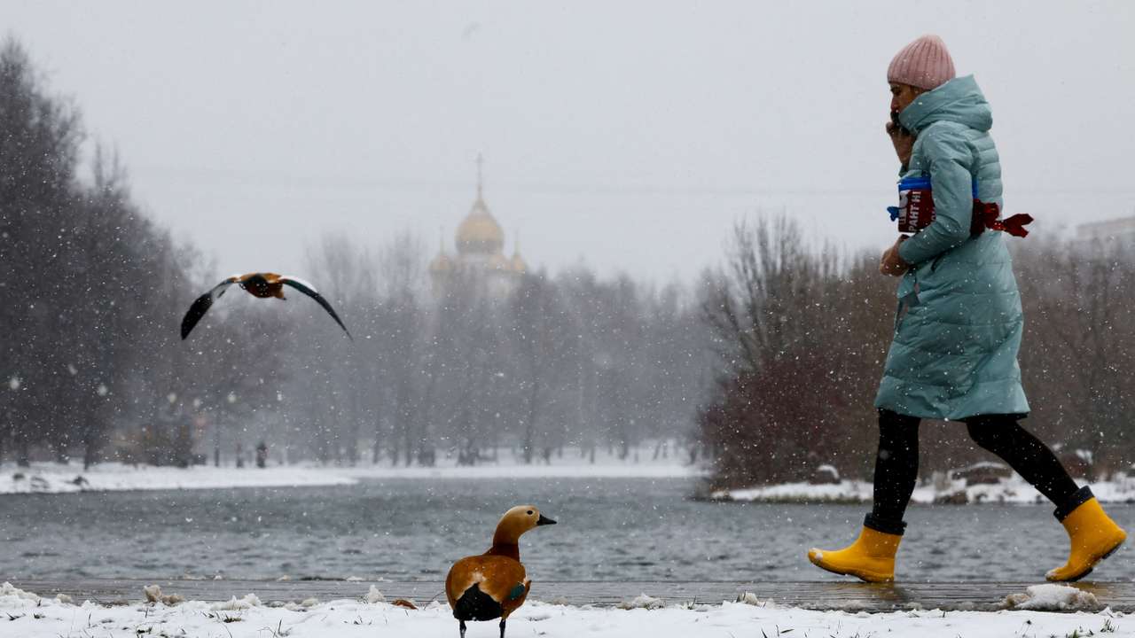 FILE PHOTO: Blizzards blanket Moscow in snow after unusually mild winter