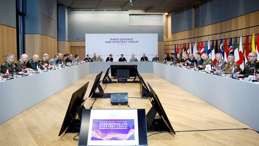 Macron meets the chiefs of staff of the European Union and NATO armies in Paris