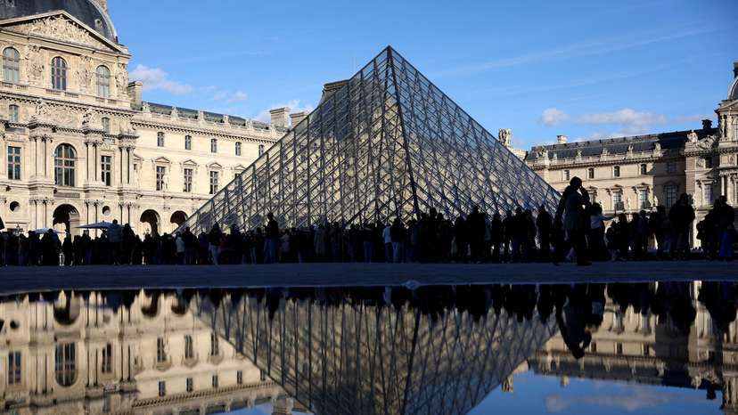 FILE PHOTO: Suspects in the Louvre heist case arrested by French police