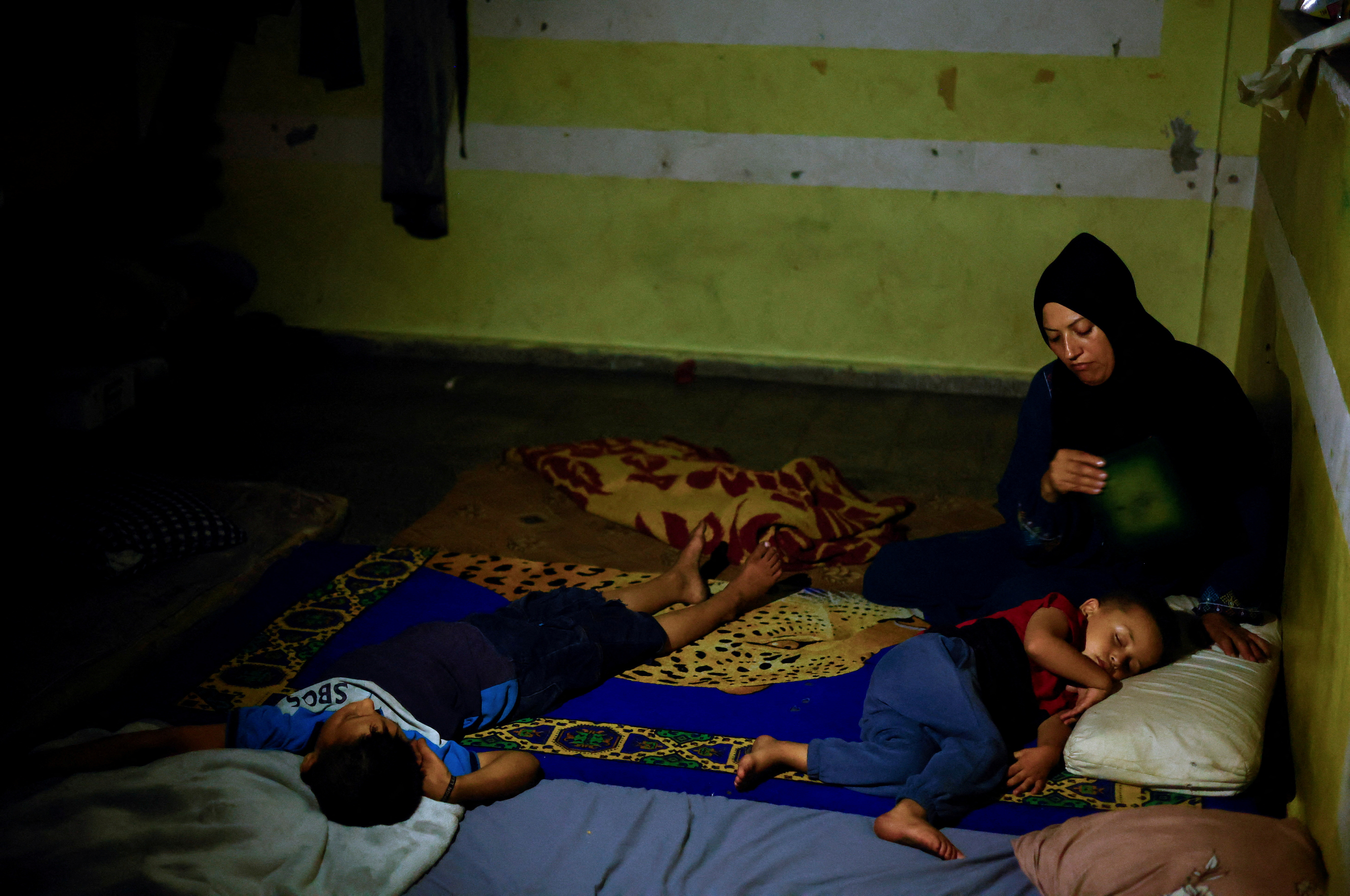 Displaced Palestinians struggle with rising temperature in Gaza