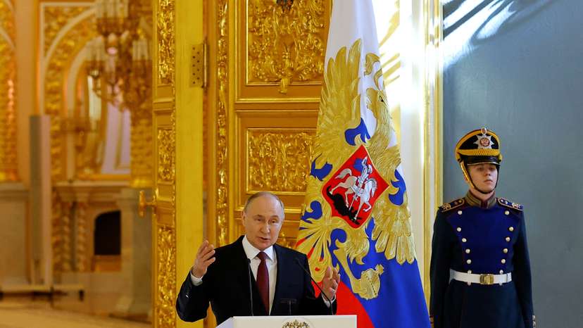 Russian President Putin meets with his election campaign confidants in Moscow