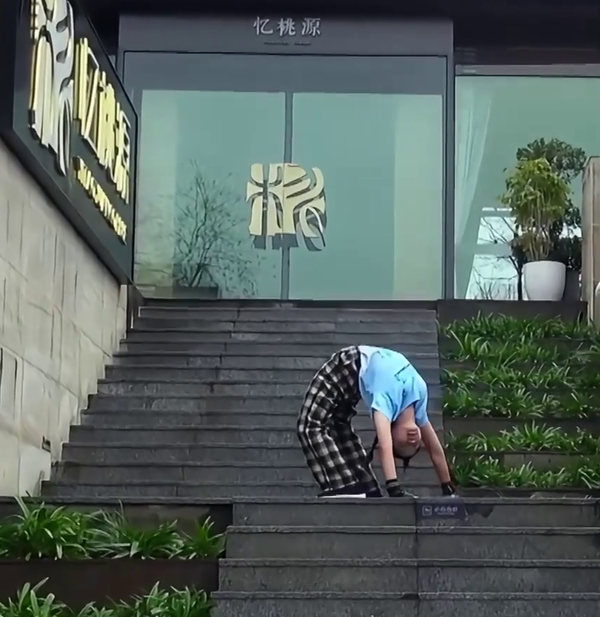 China teen contortionist shatters world record