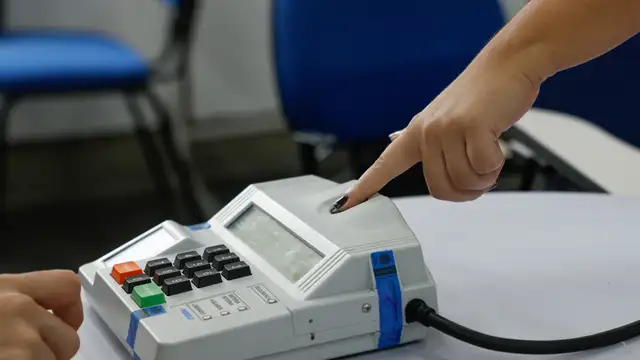 Eleitores votam em seções eleitorais na UERJ, no campus Maracanã.