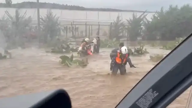 Chile Rescues Families from Rising Floodwater