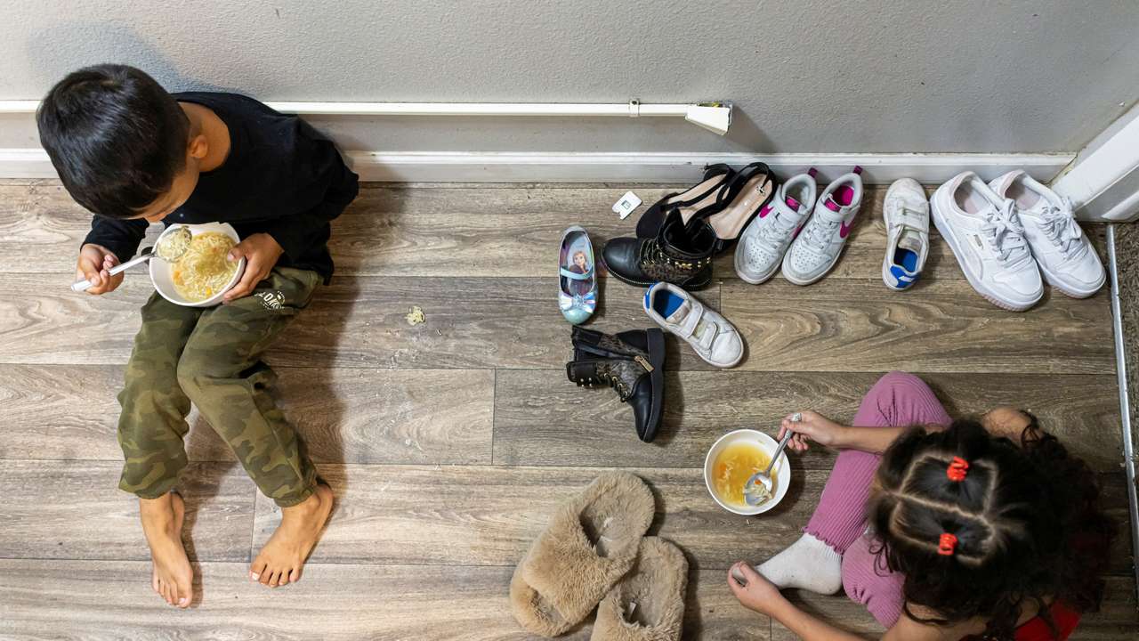 Venezuelan immigrants in Aurora, Colorado await impending ICE raids