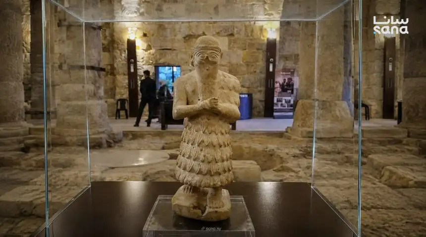 Estátua de calcário de Iku-Shamagan, Rei de Mari, datada de aproximadamente 2500 a.C., está em exibição na Citadela de Damasco