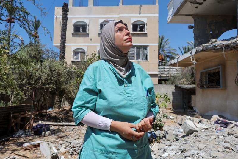 Gaza doctor offers free medical services to displaced people