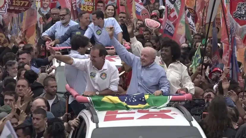Lula Targets Flavio Bolsonaro During Rio Campaign