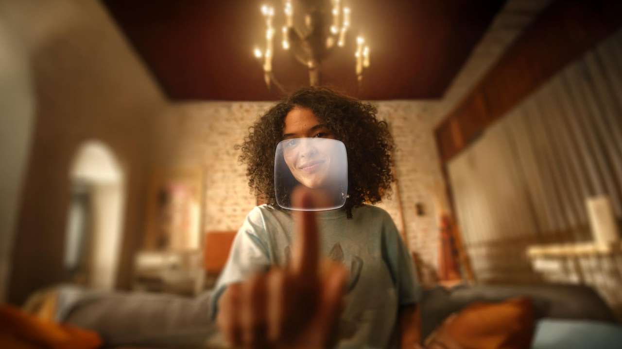 Campanha do Itaú em que uma mulher toca a tela de um dispositivo.