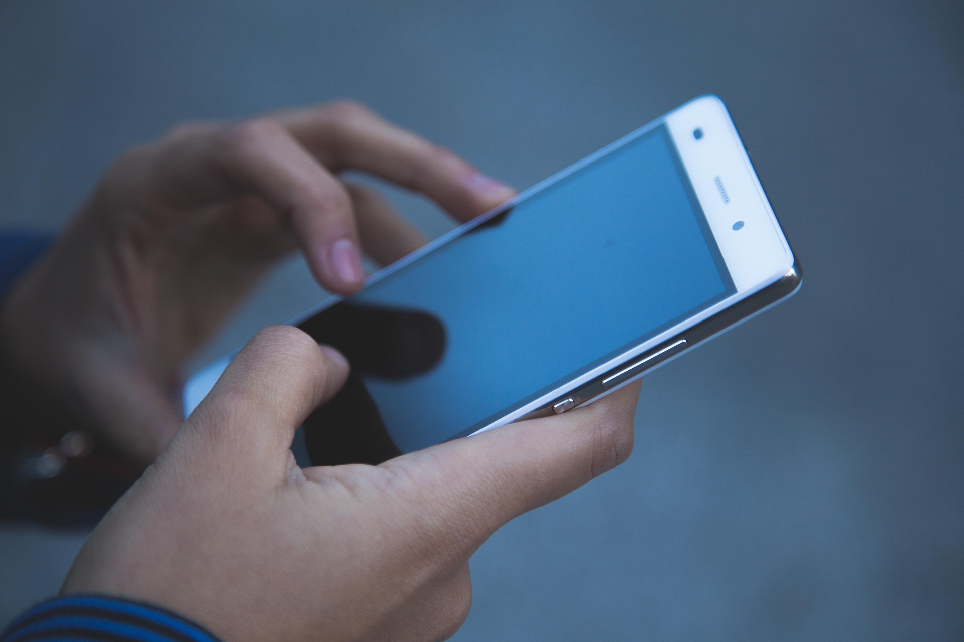 Celular na mão de mulher 
