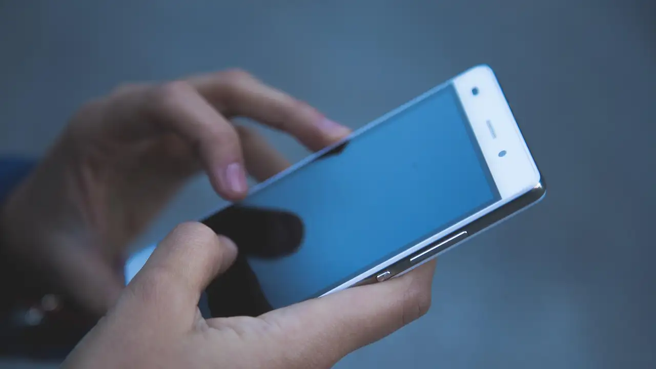 Mão com celular