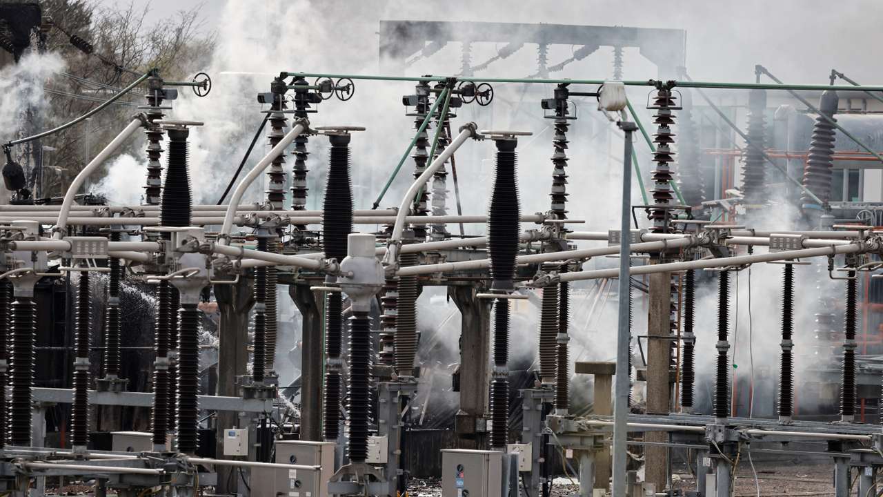 Heathrow Airport closed by fire at power station