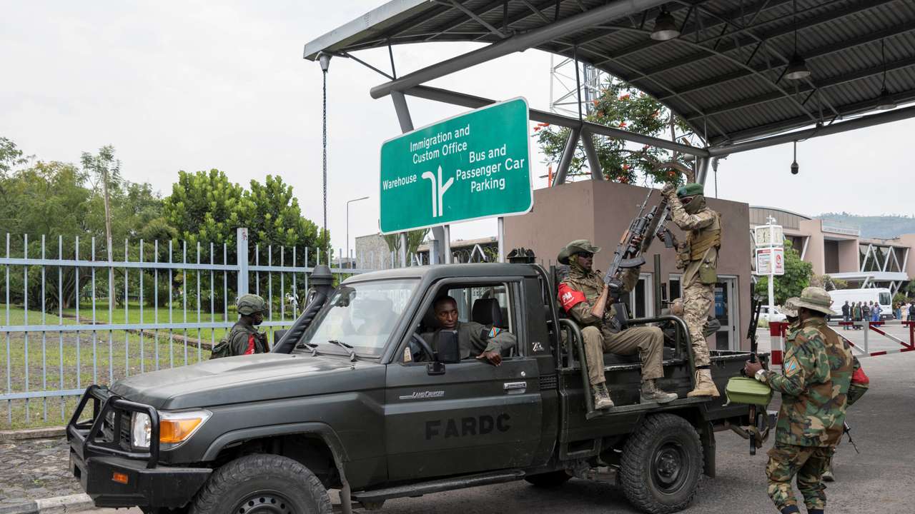 M23 rebels escort FDLR to Rwandan border for repatriation after capture in Goma