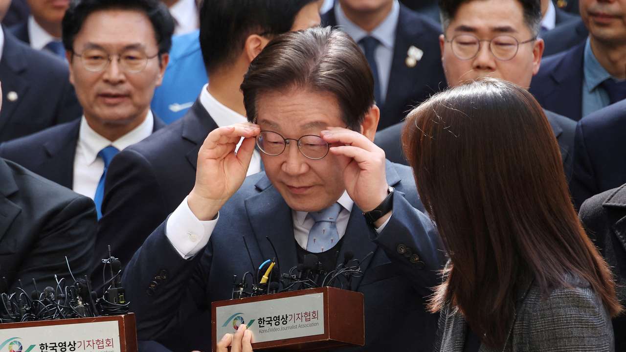 Lee Jae-myung, leader of South Korea's main opposition Democratic Party, arrives at a court in Seoul