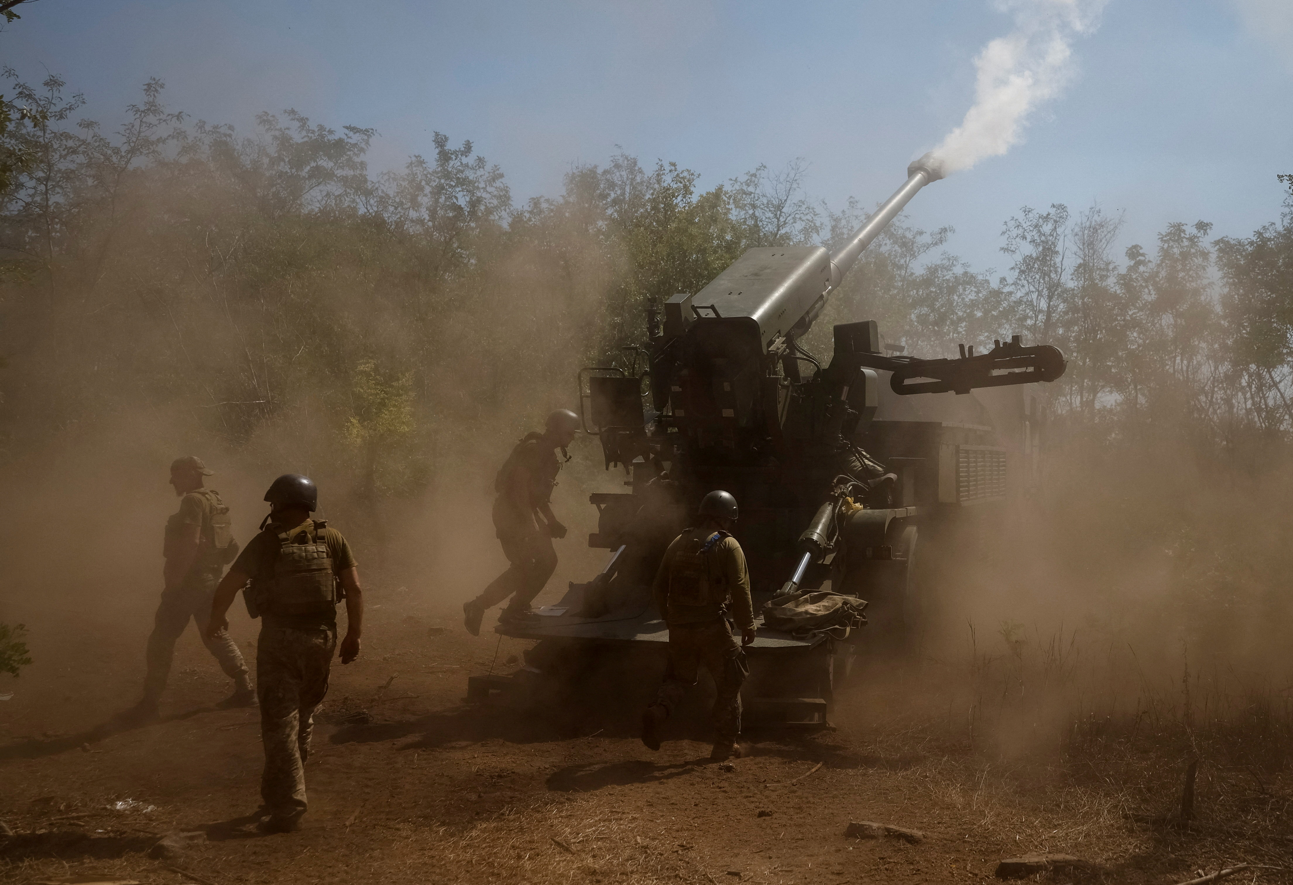 FILE PHOTO: Ukrainian servicemen fires a self-propelled howitzer towards Russian troops in Zaporizhzhia region