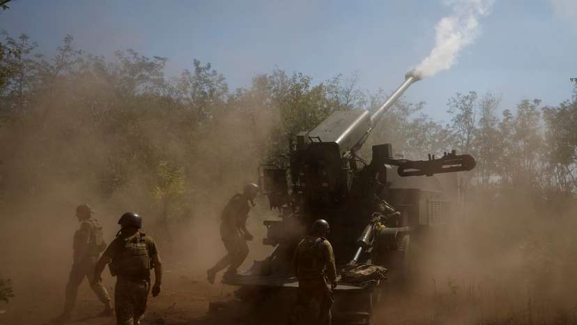 FILE PHOTO: Ukrainian servicemen fires a self-propelled howitzer towards Russian troops in Zaporizhzhia region