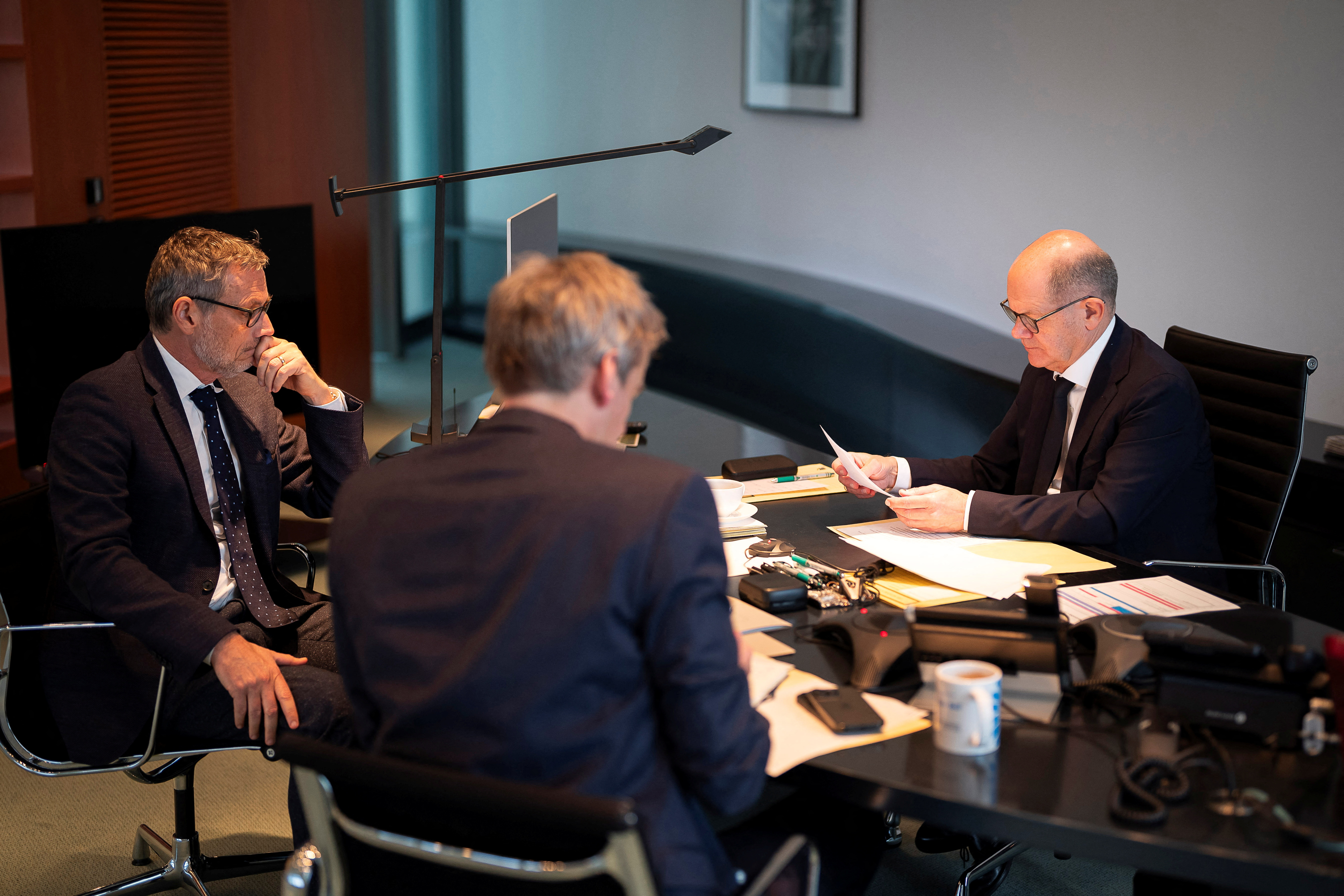 German Chancellor Olaf Scholz and Russian President Vladimir Putin spoke on the phone for an hour