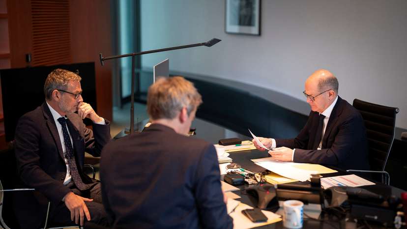 German Chancellor Olaf Scholz and Russian President Vladimir Putin spoke on the phone for an hour