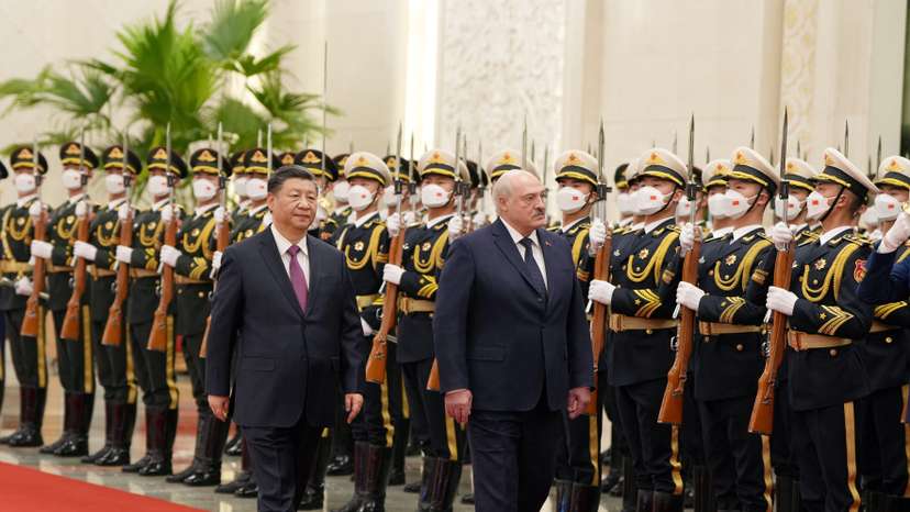 Chinese President Xi Jinping and Belarusian President Alexander Lukashenko at a welcome ceremony in Beijing