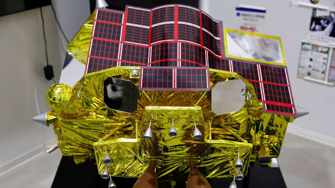 Japan's SLIM spacecraft attempts moon landing