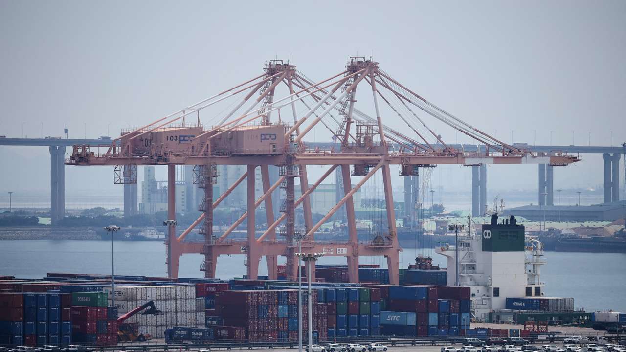 FILE PHOTO: Trump says US will set 15% tariff on South Korean imports under new deal