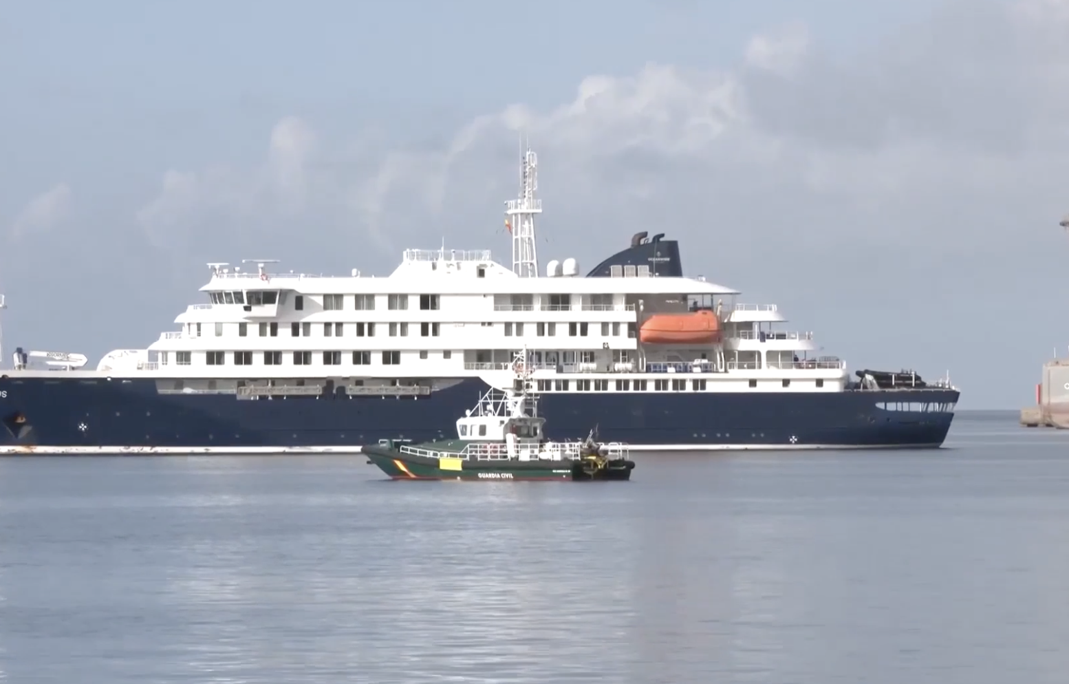 First batch of passengers evacuated from hantavirus-infected cruise ship in Canary Islands