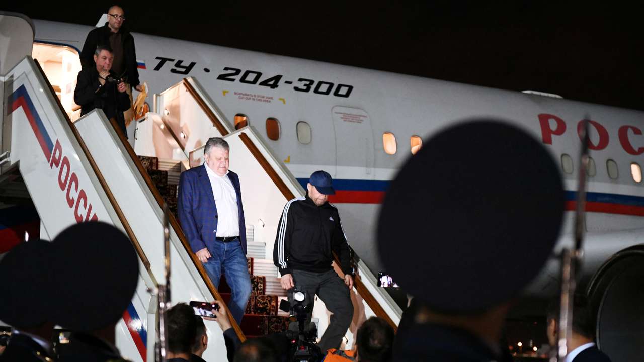 President Putin greets Russians returning to Moscow after prisoner swap