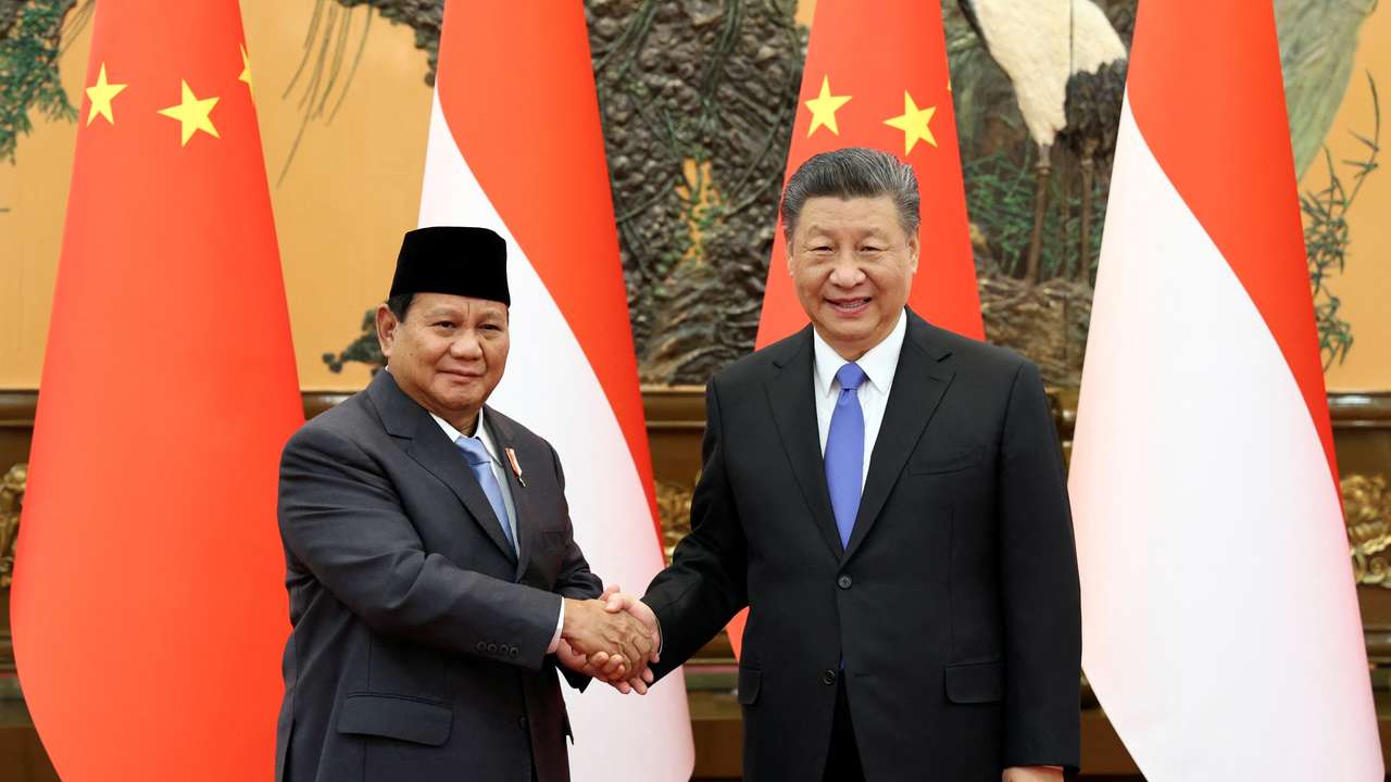 Chinese President Xi Jinping and Indonesia's President-elect Prabowo Subianto in Beijing