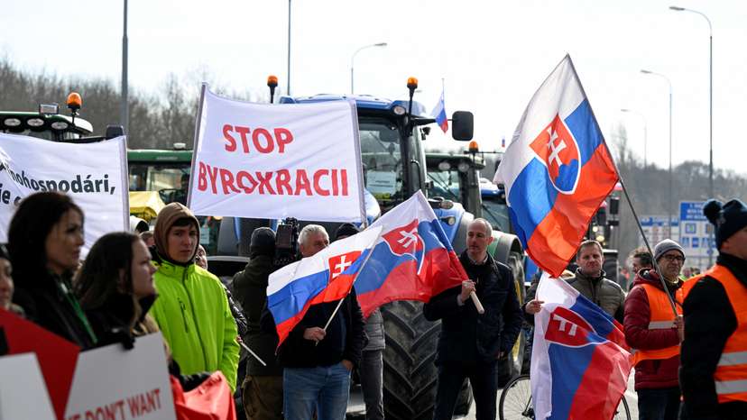 Farmers protest at the Czech-Slovak border in Holic