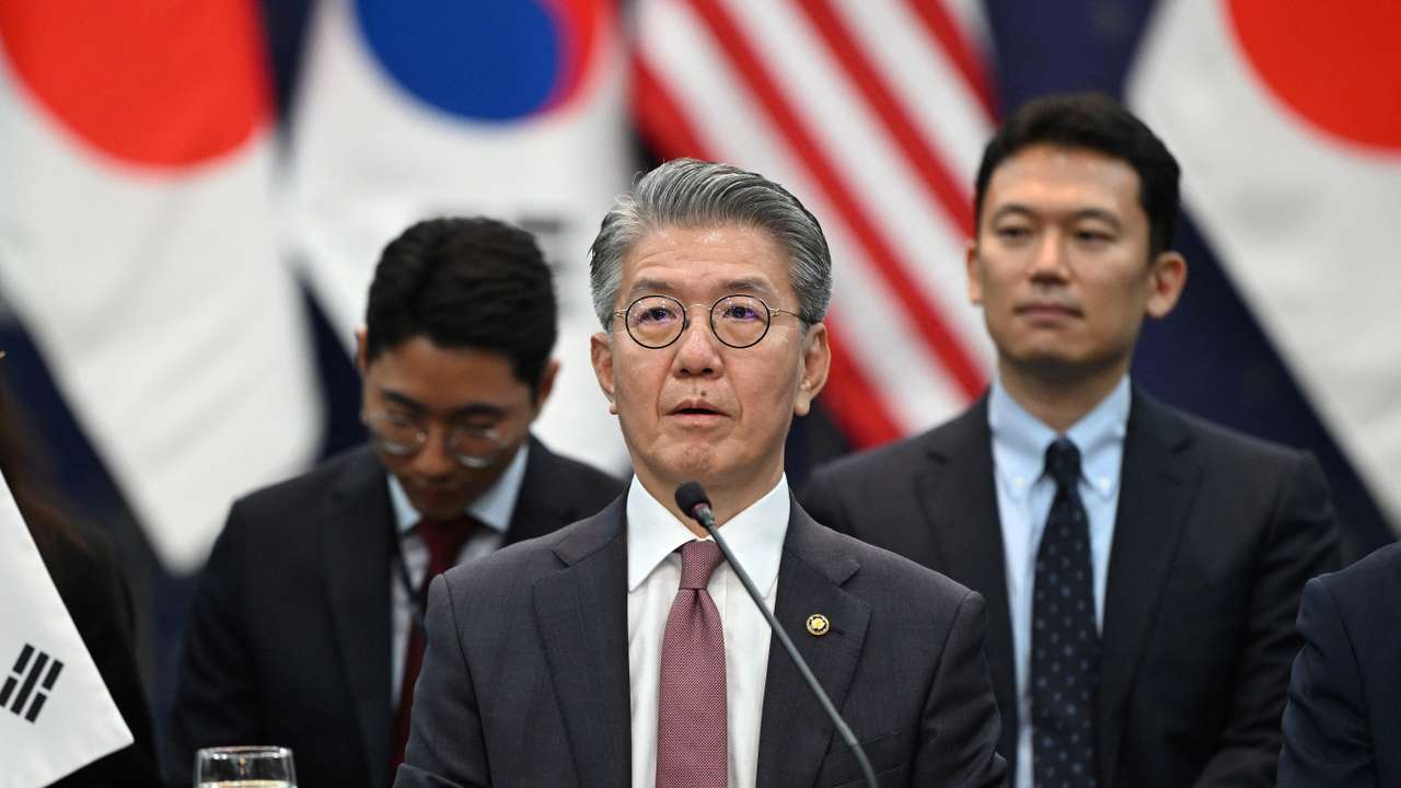 South Korea's First Vice Foreign Minister Kim Hong-kyun, United States Deputy Secretary of State Kurt M. Campbell and Japan's Vice Foreign Minister Masataka Okano meet in Seoul
