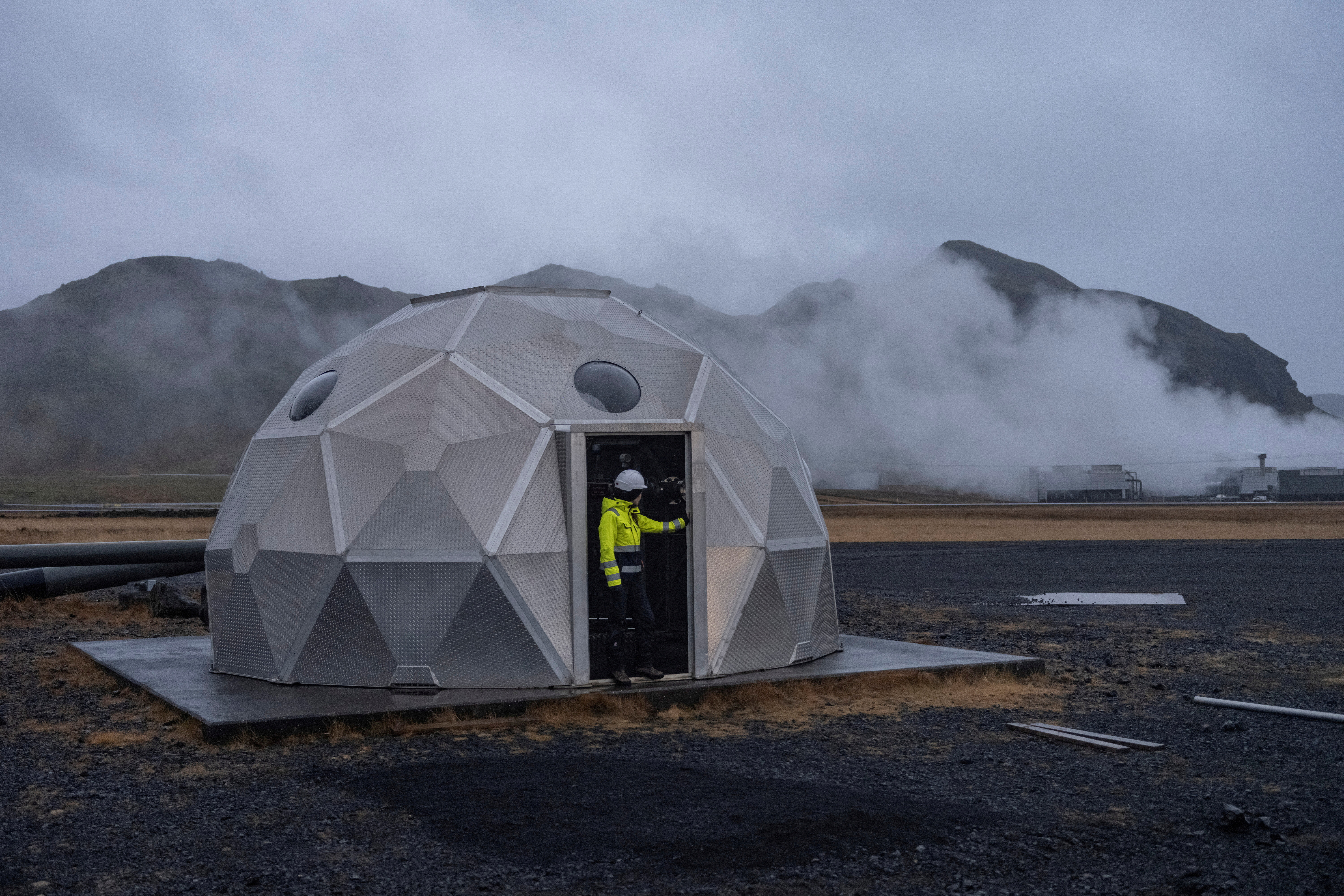 FILE PHOTO: Icelandic carbon-storage startup to begin commercial delivery of CO2 in 2027