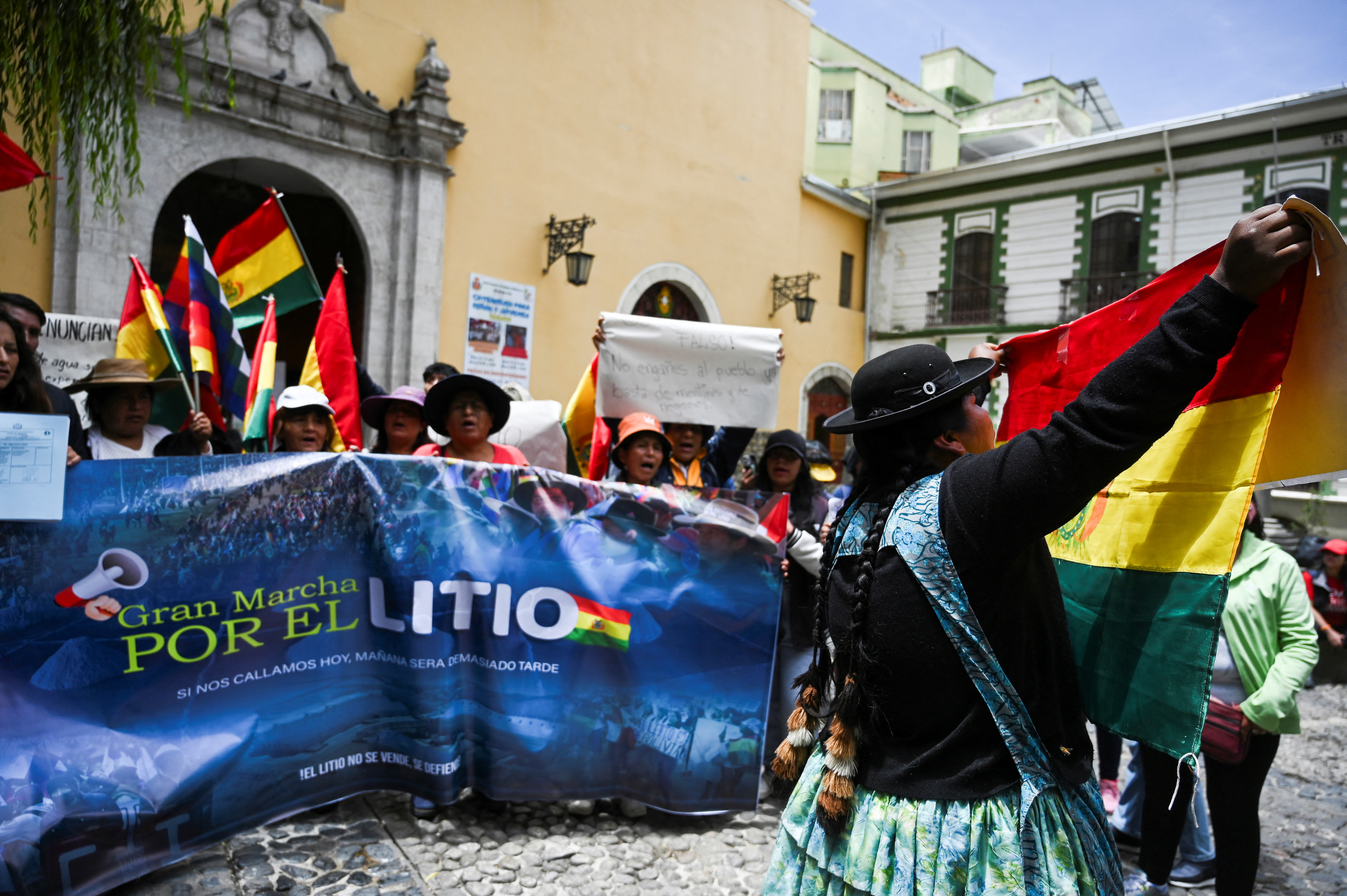 Bolivians protest against lithium contracts with Russian and Chinese companies in La Paz