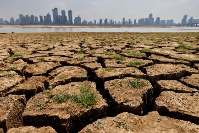 FILE PHOTO: FILE PHOTO: Cracks run through the partially dried-up river bed of the Gan River, a tributary to Poyang Lake during a regional drought in Nanchang