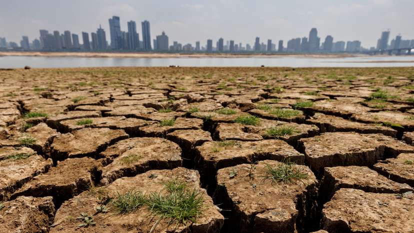 FILE PHOTO: FILE PHOTO: Cracks run through the partially dried-up river bed of the Gan River, a tributary to Poyang Lake during a regional drought in Nanchang