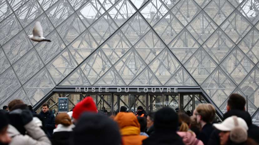 Opening at Paris Louvre museum delayed as employees discuss possible strike