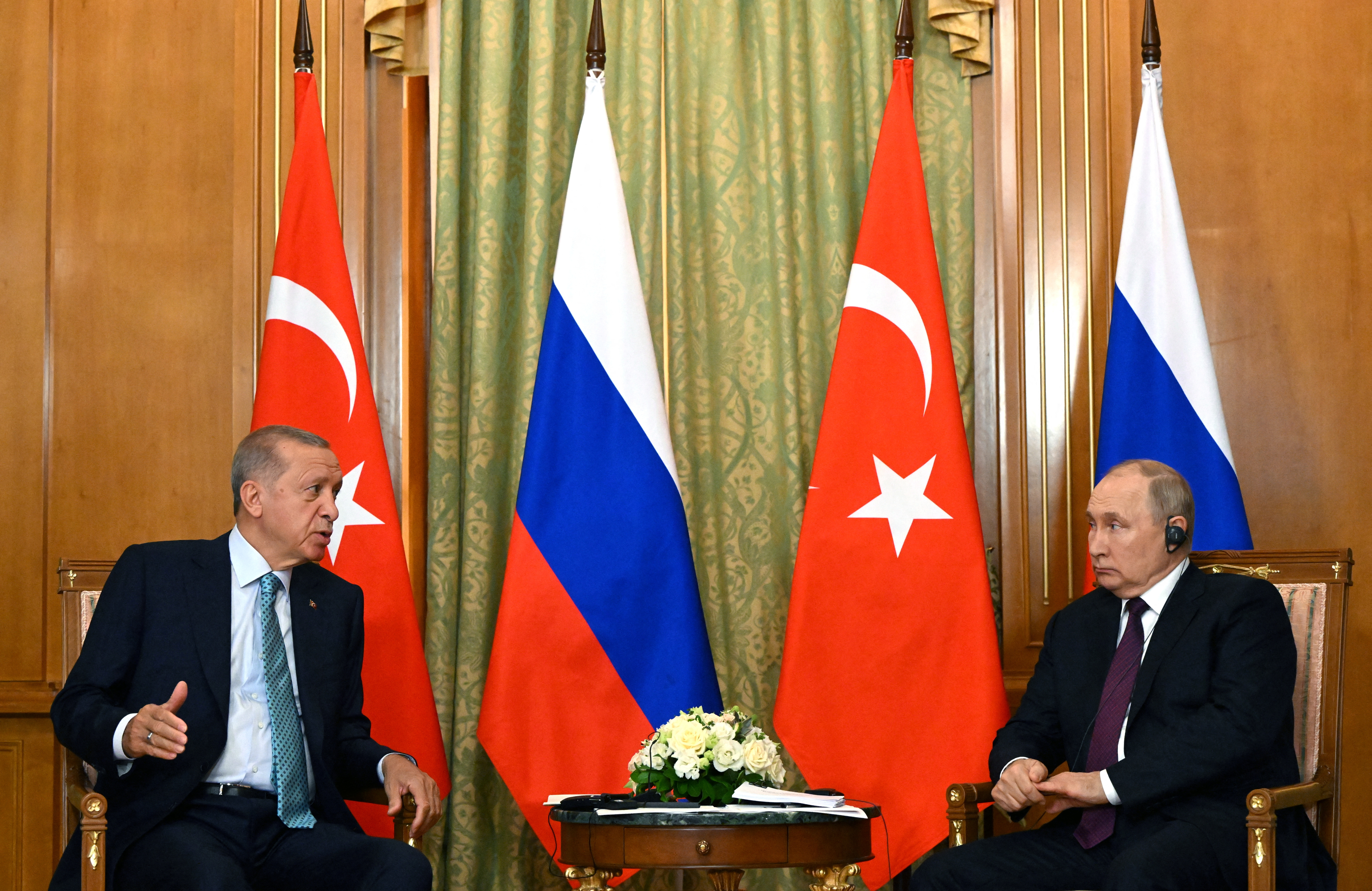 Russian President Putin and Turkish President Erdogan meet in Sochi