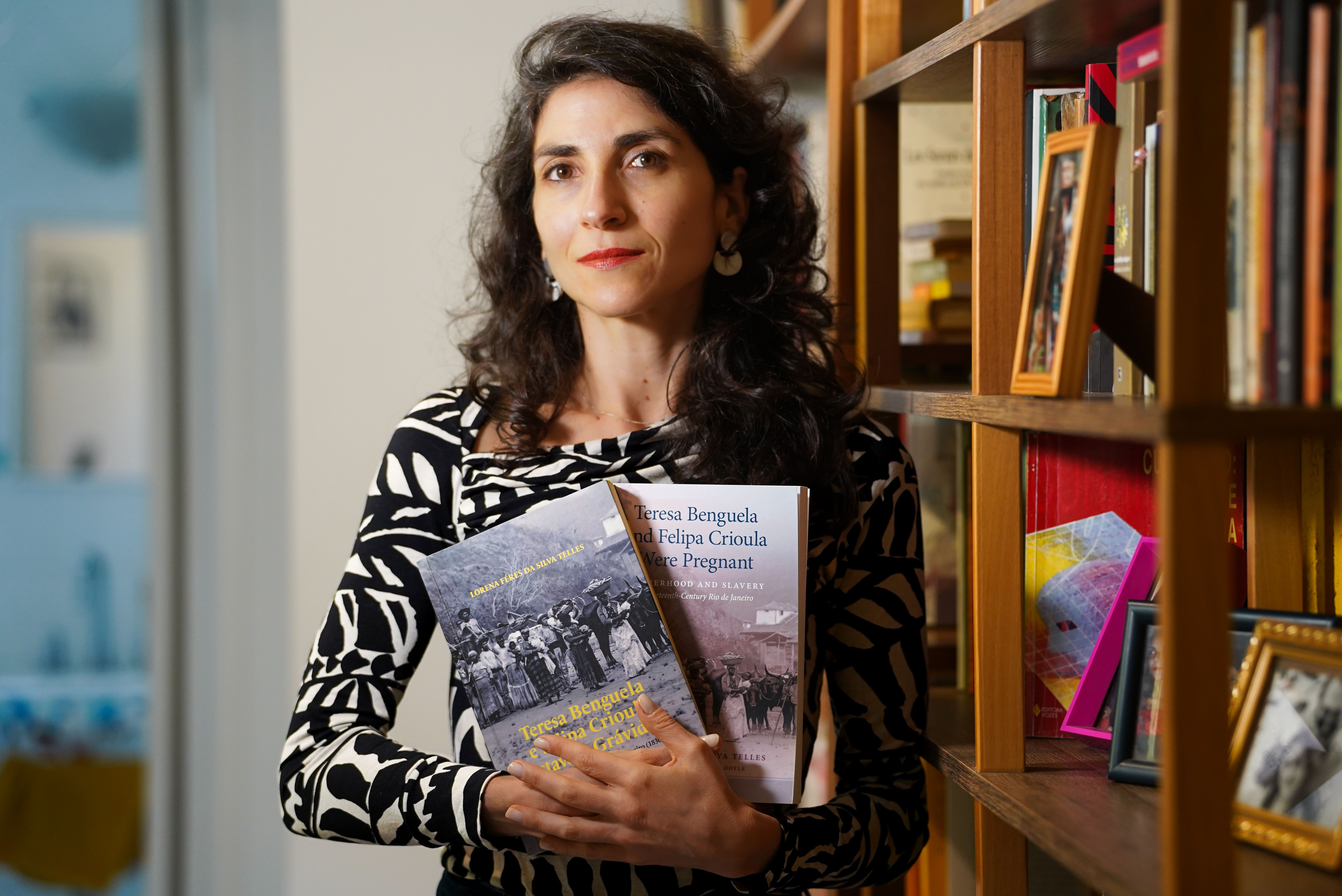 A historiadora Lorena Féres da Silva Telles mostra as edições em português e inglês de "Teresa Benguela e Felipa Crioula estavam grávidas".