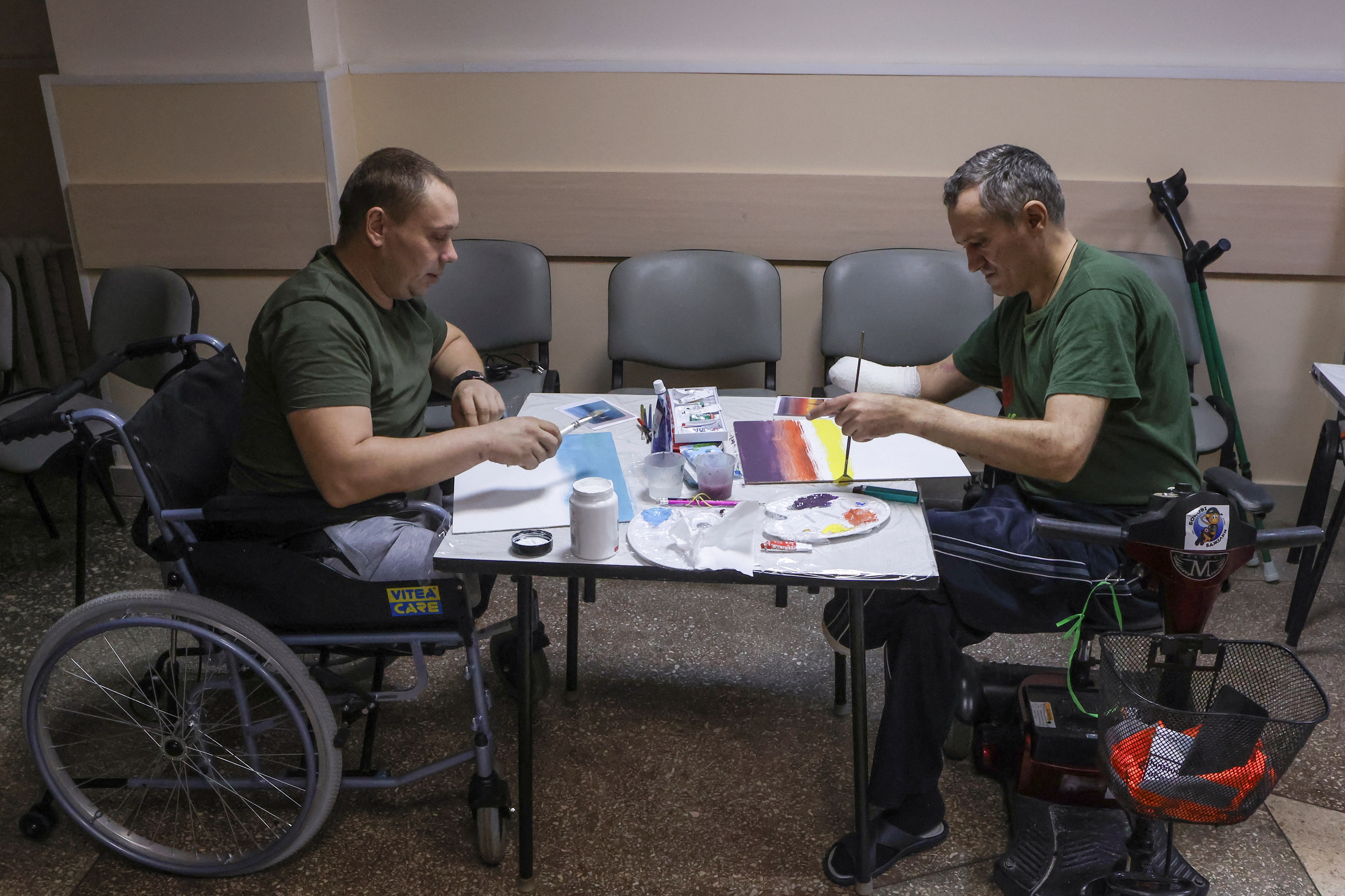 Injured Ukrainian service members draw during an art therapy session at a medical centre in Vinnytsia