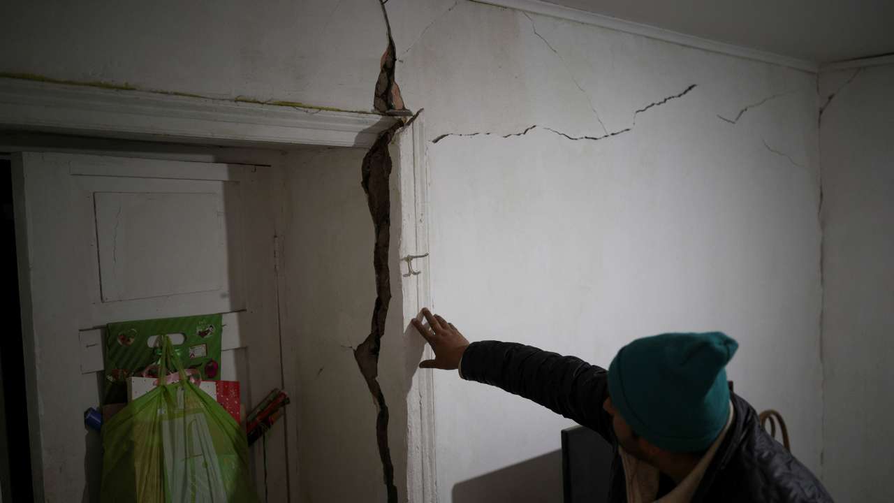 Chile quake halts seismic drills as authorities brace for bigger threat