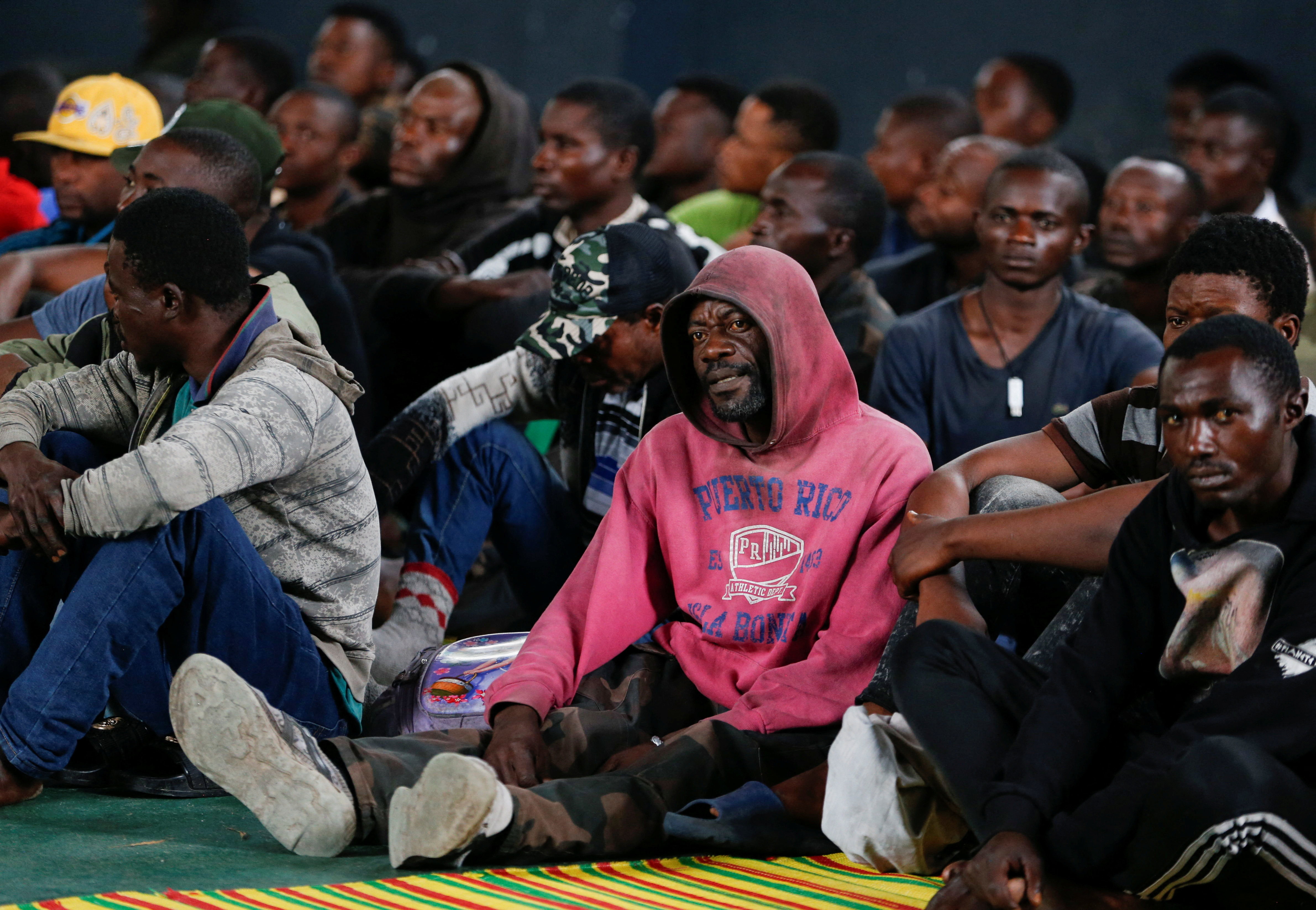Rwandan security officers receive FARDC soldiers who surrendered from Goma