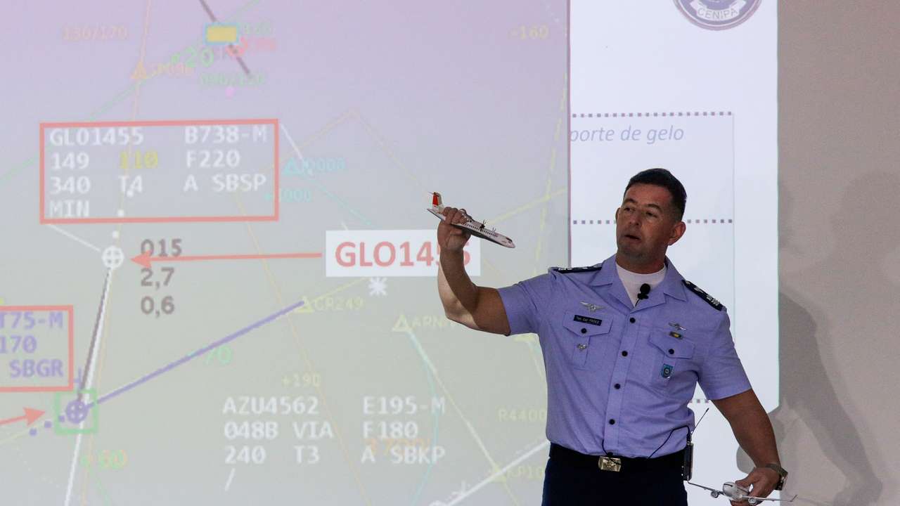 Tenente-coronel Paulo Mendes Fróes, da Força Aérea Brasileira, durante apresentação do relatório final do Cenipa sobre o acidente do voo 2283 da Voepass, a maior tragédia da aviação brasileira desde 2007.
