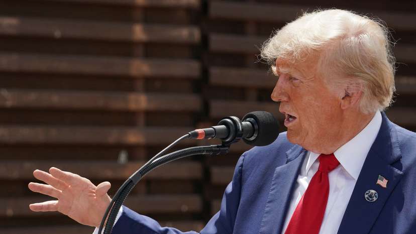 Trump visits Arizona border area