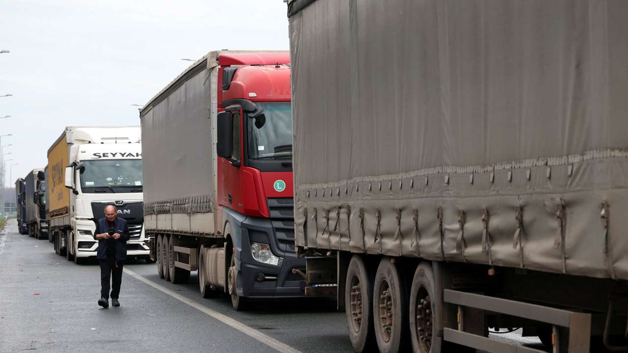 Truck drivers and transport union representatives protest at the Serbia-Croatia border crossings